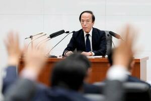 金融政策決定会合後、記者会見する日銀の植田総裁=30日午後、日銀本店