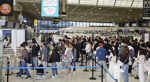 混雑する成田空港の出発ロビー=4月