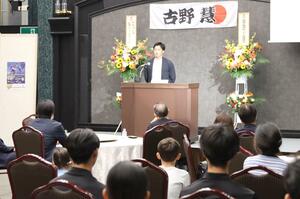 応援してくれた関係者に感謝し、次の五輪への意気込みを語る古野慧選手＝上越市