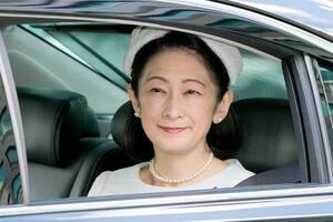 59歳の誕生日を迎え、天皇陛下にあいさつするため皇居に入られる紀子さま=11日午前、半蔵門