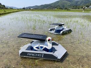 「スマート稲作」の実証実験で活用した鳥型ロボット=2023年5月、宮崎県延岡市(テムザック提供)