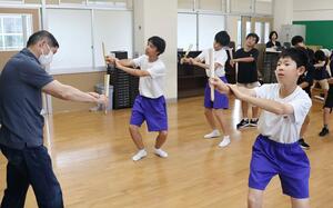 綾子舞の練習に取り組む小中学生ら=柏崎市新道