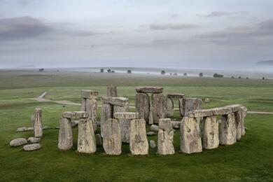 ストーンヘンジ ストーンヘンジ中央6トンの巨石、750キロ北から海路で運ばれた