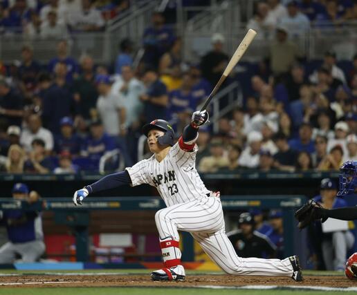 ３回日本１死二、三塁、森下が左越えに３ランを放つ＝マイアミ（共同）