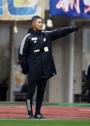 新潟－Ｃ大阪　前半、指示を出す松橋力蔵監督＝ビックスワン