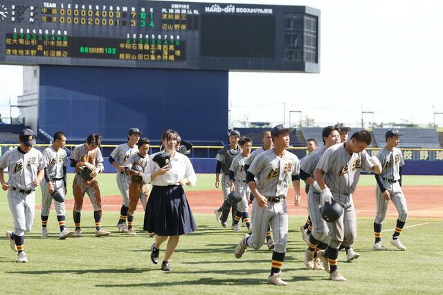 中越－佐渡　３－７で中越に敗れ悔しい表情を浮かべる佐渡ナイン＝エコスタ