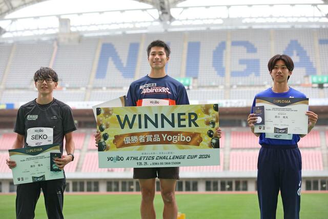 男子走高跳決勝 優勝した長谷川直人(サトウ食品アルビRC)(中央)=デンカビッグスワン