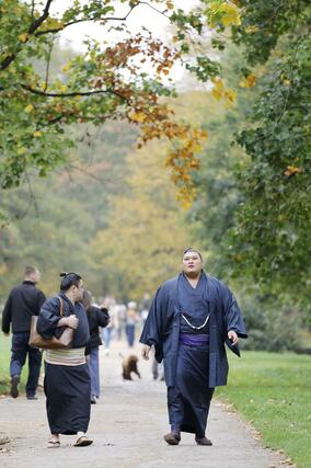 ロンドンの街中を散策する横綱大の里＝１２日（共同）