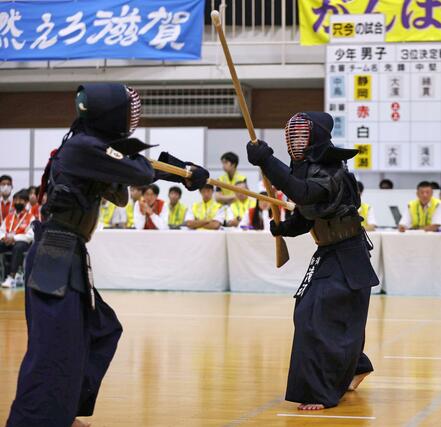 銃剣道３位決定戦　静岡－新潟　攻めをいなす中堅の滝沢柊士（中越高）＝５日、滋賀県高島市