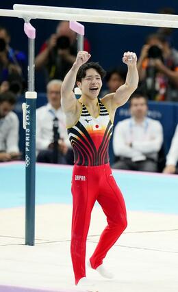 パリ五輪の体操男子種目別平行棒の演技を終えガッツポーズする岡慎之助。銅メダルを獲得した＝パリ（共同）
