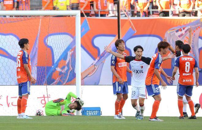 新潟－鹿島　前半追加タイム、０－３とされた新潟＝デンカビッグスワン