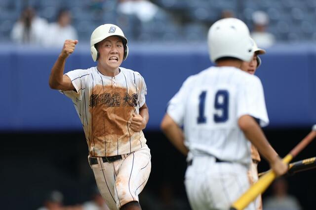 新潟産大付－中越　７回新潟産大付１死三塁、中村心虹のスクイズで千野虹輝が生還。６－５で逆転＝エコスタ