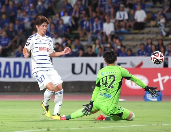 町田ー新潟　前半、ＦＷ長倉幹樹がシュートを放つ＝Ｇスタ（写真映像部・永井隆司）