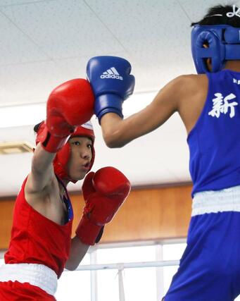 男子ライトフライ級決勝　攻める開志学園の沖海星（左）＝新潟南高