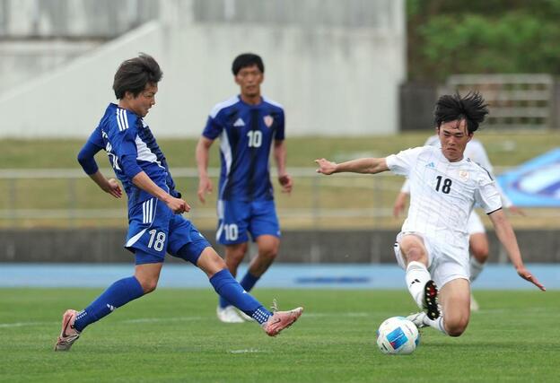 延長前半、ＪＡＰＡＮサッカーカレッジのＦＷ西涼介（１８）がシュートを決め、２－１＝新発田市五十公野運動公園陸上競技場