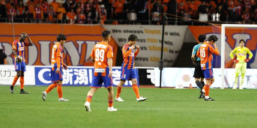 新潟－福岡　０－１で敗れ、肩を落とす新潟の選手＝ビッグスワン