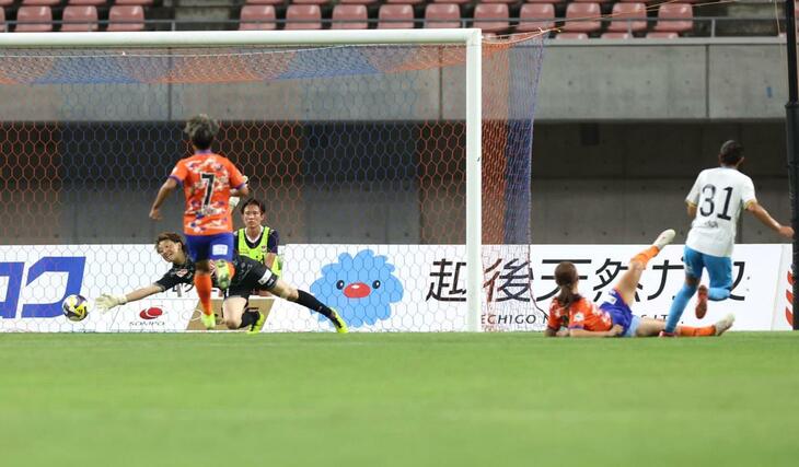 後半、マイナビ仙台のＦＷ津田愛乃音にシュートを決められ先制を許す＝ビッグスワン