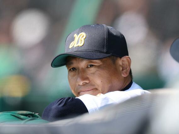 高知農－日本文理　戦況を見つめる日本文理の鈴木崇監督。選抜では１５年ぶりの白星と、自身も監督としては初の聖地での勝利を挙げた＝２１日、阪神甲子園球場