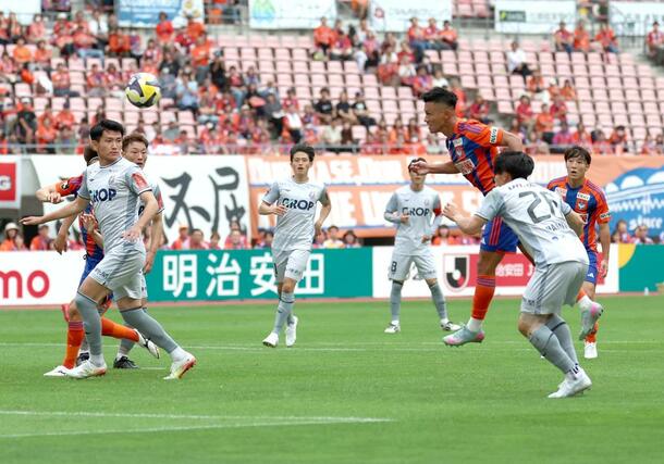 新潟-岡山 後半、小野裕二が頭で合わせるがゴールならず=ビッグスワン