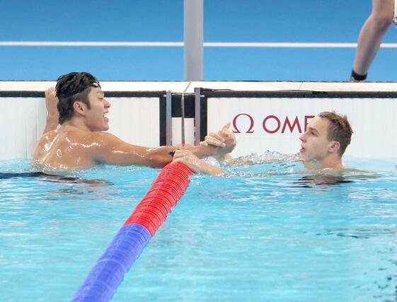 男子１００メートルバタフライ決勝　８位だった水沼尚輝（左）。隣のレーンの選手と健闘をたたえ合う＝８月３日、パリ郊外（本社写真映像部・新井田悠）