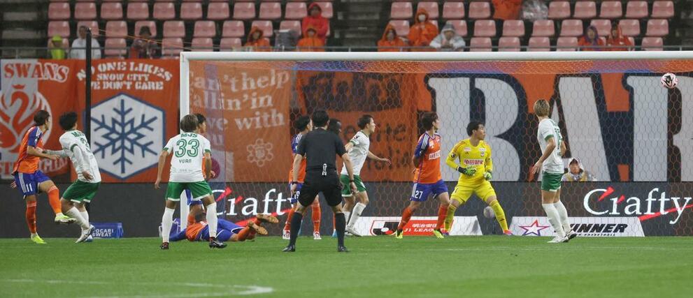 新潟－東京Ｖ　後半４２分、相手のセットプレーから決められ０－２＝２３日、デンカビッグスワン