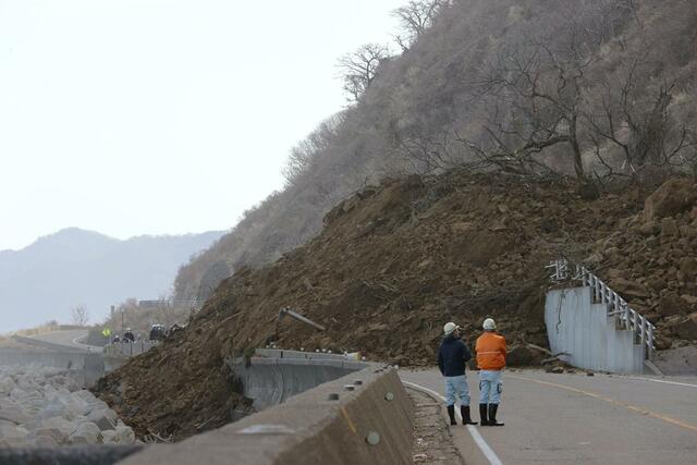 国道８号での大規模な土砂崩れ＝１月２日、上越市