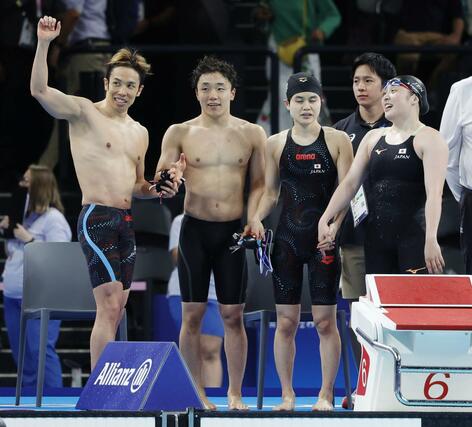 混合４００メートルリレー（視覚障害）決勝のレースを終え観客の声援に応える（左から）富田宇宙、斎藤元希、石浦智美、辻内彩野＝パリ郊外（共同）