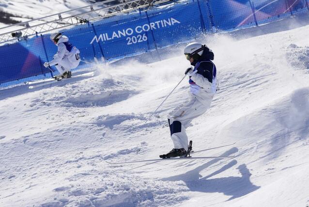 男子デュアルモーグル2回戦 コブを攻める堀島行真(手前)=リビーニョ(共同)