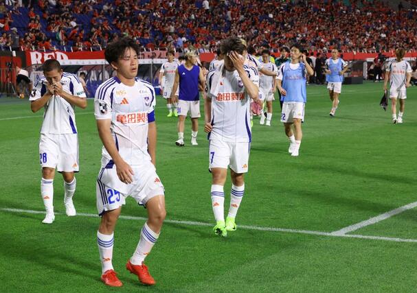 浦和に０－１で敗れ、肩を落としてサポーターにあいさつへ向かう新潟の選手たち＝埼スタ