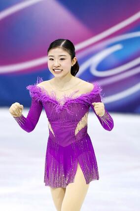 女子ＳＰの演技を終え、ガッツポーズする千葉百音＝ミラノ（共同）