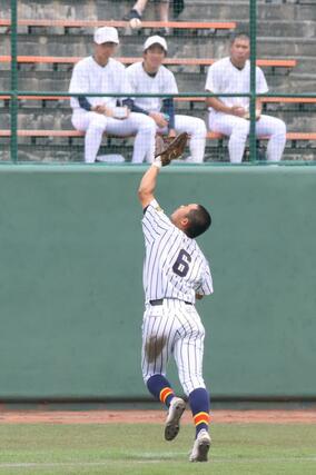 帝京長岡－日本文理　６回裏、飛球を追いかける帝京長岡の山野陽＝長岡市悠久山
