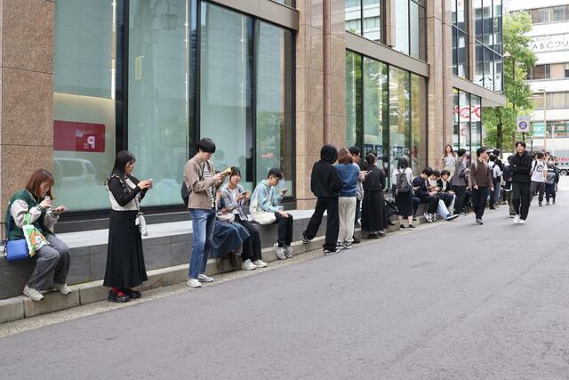 「バーガーキング」の午後の販売に並ぶ人々＝１０日、新潟市中央区