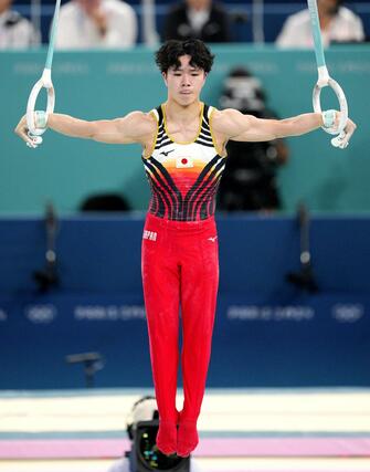 男子個人総合決勝　岡慎之助のつり輪＝パリ（共同）