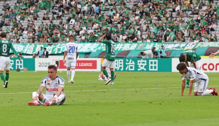 0-1で敗れ、肩を落とす新潟の選手=18日、味の素スタジアム