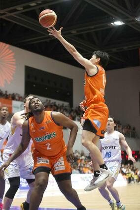 新潟-香川 第2クオーター、濱田貴流馬がドライブから決めて33-41=14日、アオーレ長岡