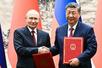 20日、北京で共同声明署名式に臨んだ中国の習近平国家主席(右)とロシアのプーチン大統領(タス=共同)
