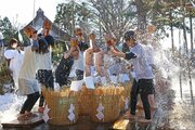心身清め新年迎え　新発田市の寺で「新春福まき水行祭」、冷水を浴びて病気平癒や商売繁盛願う<br />