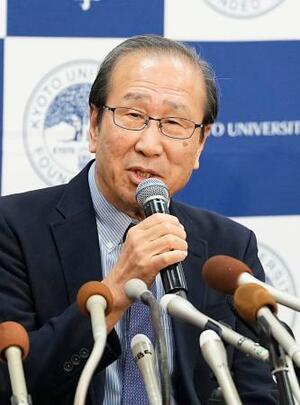 ノーベル化学賞の受賞が決まり、記者会見で笑顔を見せる京都大の北川進氏=8日午後8時8分、京都市左京区