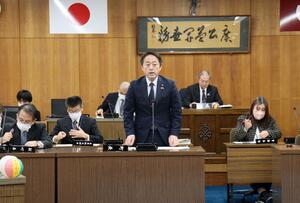 1月上旬の町議会全員協議会でふるさと納税について語った仙海直樹町長=出雲崎町川西