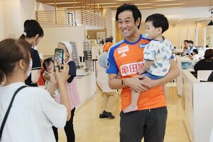 「五泉こども食堂」で市民と触れ合う元アルビレックス新潟の選手の野澤洋輔さん=9月21日、五泉市吉沢2