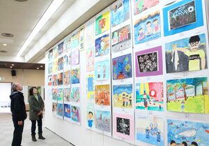 自由な発想の作品が並ぶ小千谷市教育美術展=1月26日、小千谷市城内1