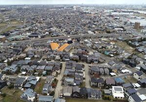 能登半島地震での液状化被害が目立った新潟市西区黒埼地区の信濃川左岸=13日(本社小型無人機から撮影)