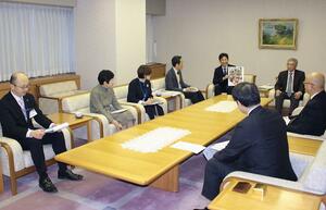 中原八一市長(手前)に受賞を報告する学校関係者ら=新潟市役所