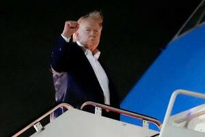 15日、G7サミット出席のため、米東部メリーランド州のアンドルーズ空軍基地を出発するトランプ大統領(AP=共同)