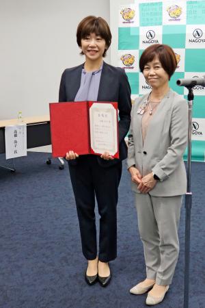 「名古屋スポーツコミッション」の会長に就任した高橋尚子さん(左)=16日午後、名古屋市