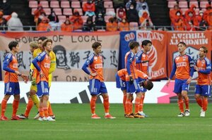 ホーム最終戦で敗れ、厳しい表情を見せるアルビレックス新潟の選手たち＝１１月３０日、新潟市中央区のデンカビッグスワン
