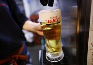 　飲食店で提供されるアサヒビール＝２０２５年１０月、東京都台東区
