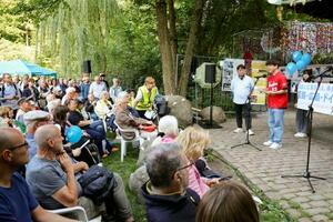 6日、広島への原爆投下から80年となったことを受けドイツ・ベルリンの公園で開かれた追悼式典(共同)