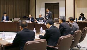 県内高速バスの活性化や課題を協議した県地域公共交通活性化協議会=29日、新潟市中央区