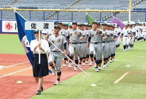 開会式で元気よく行進する選手たち=7月5日、新潟市中央区のハードオフ・エコスタジアム